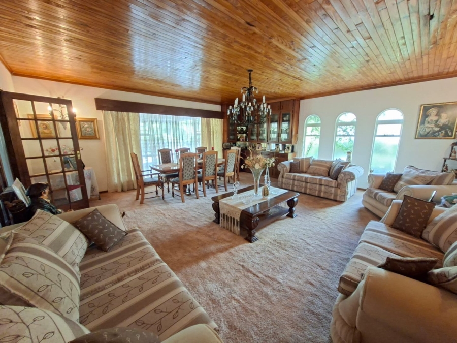 6 Bedroom Property for Sale in Heuwelsig Free State